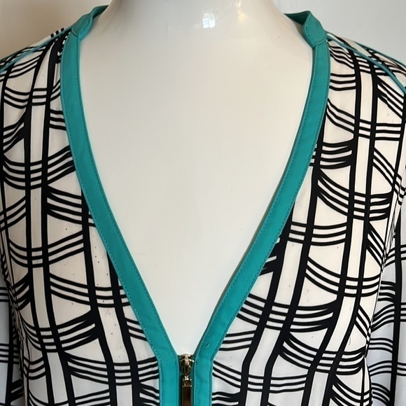 Bebe Printed Top with zipper accents. - Picture 4 of 8